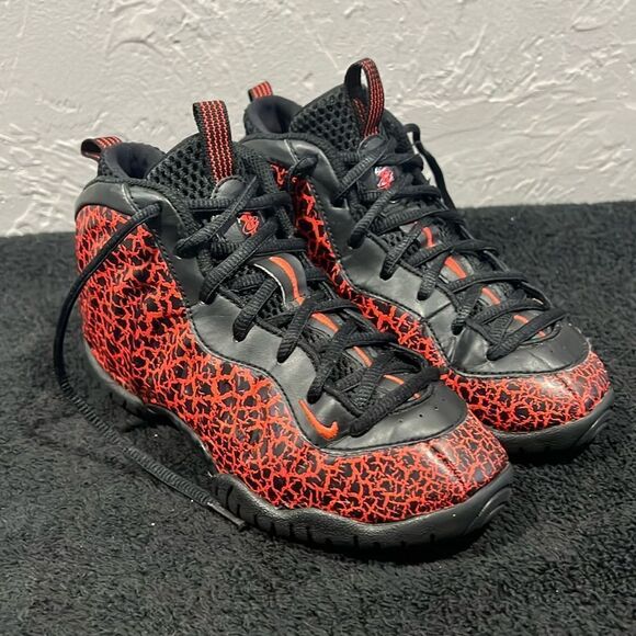 🏀 NIKE Little Posite One Lava Kid Sz 2Y Foamposite Sneakers Black/Red - PERFECT - Picture 1 of 12